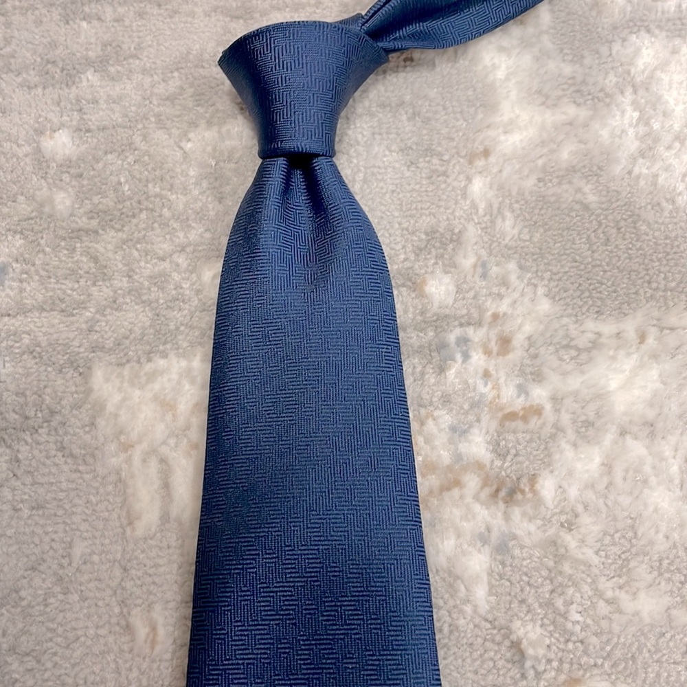 **SOLD** Gorgeous Hermes Paris Blue ‘Maze’ H pattern Tie EUC